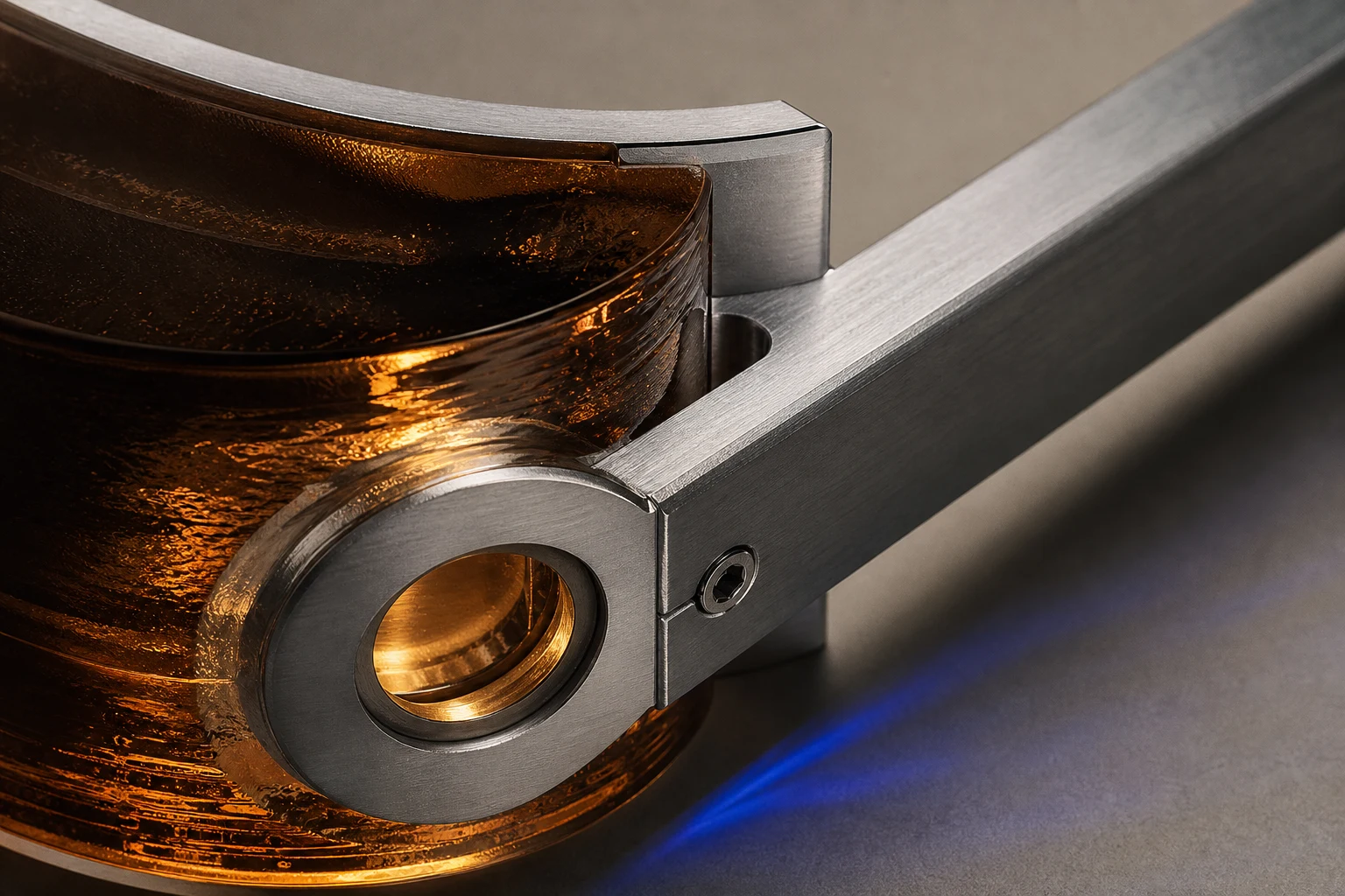 Nahaufnahme einer Aluminiumfassung mit bernsteinfarbener Glaslinse