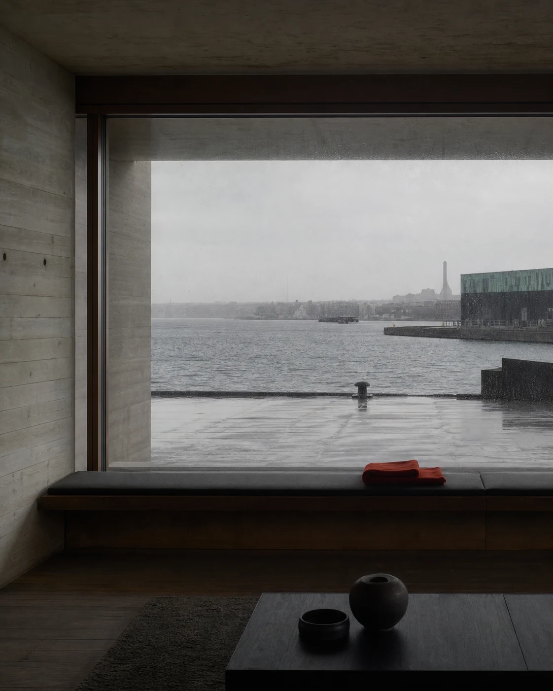 Innenraum mit großem Fenster und Blick über das Hafenwasser